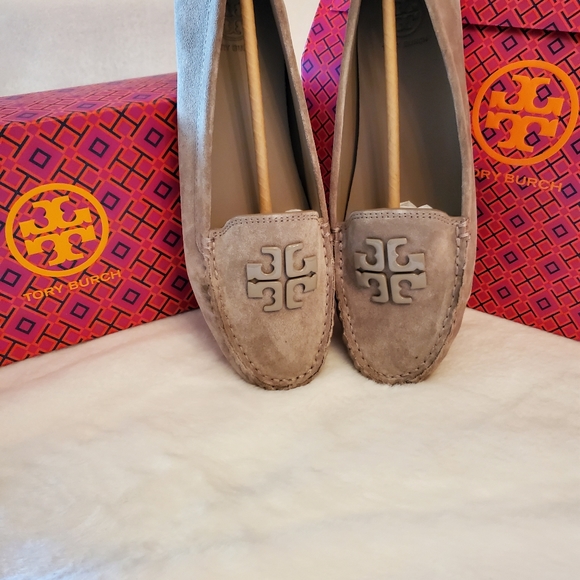 TORY BURCH BRAND NEW W/ TAG & BOX! TORY BURCH LOWELL 2 DRIVER-SUEDE - Picture 4 of 11